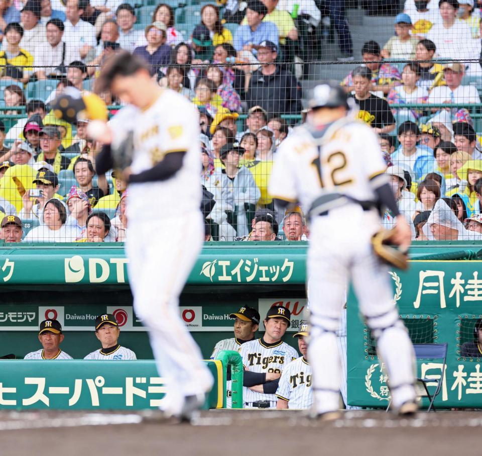 　７回、オースティンの適時打で追加点を許し、表情を険しくする岡田監督（中央奥）＝撮影・立川洋一郎