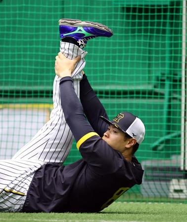 　ストレッチする佐藤輝（撮影・山口登）