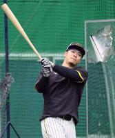 　打撃練習に臨む佐藤輝（撮影・立川洋一郎）