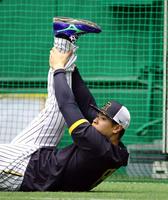 　ストレッチする佐藤輝（撮影・山口登）