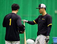 　森下（左）と話す佐藤輝（撮影・山口登）