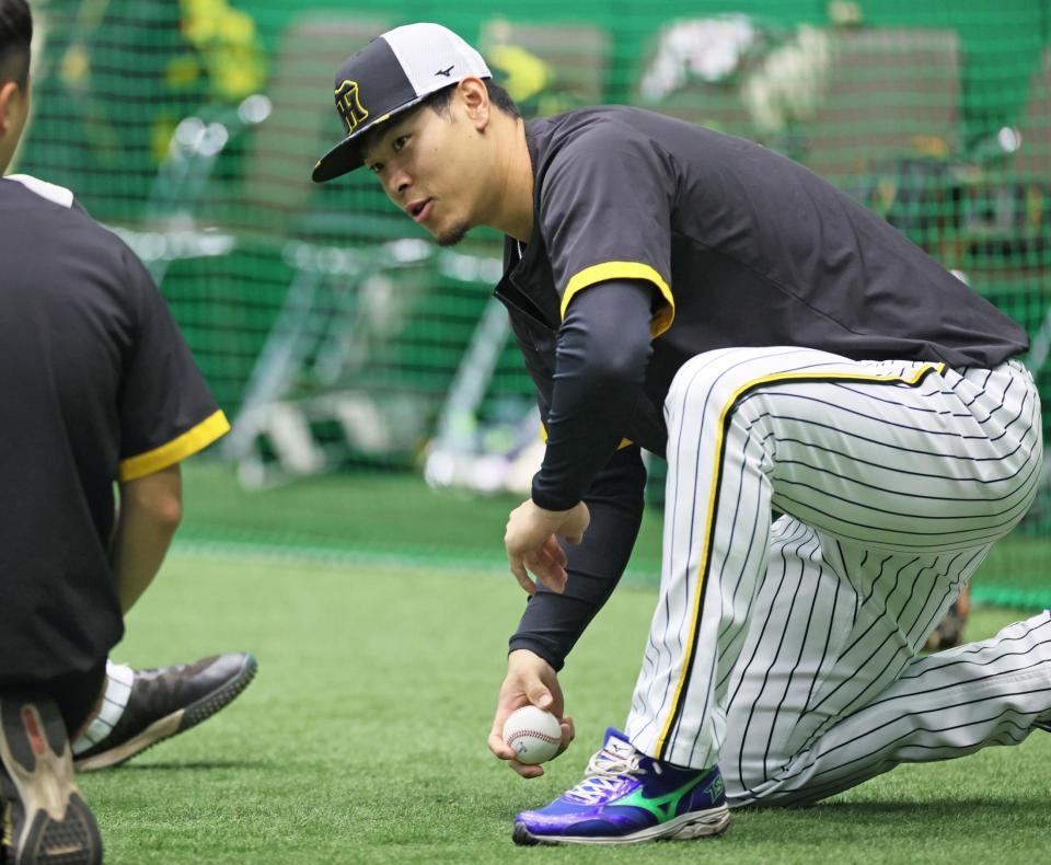 　ノイジーからのアドバイスに耳を傾ける佐藤輝（撮影・立川洋一郎）