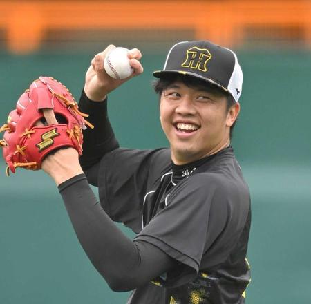 　明るい表情でキャッチボールする才木（撮影・北村雅宏）