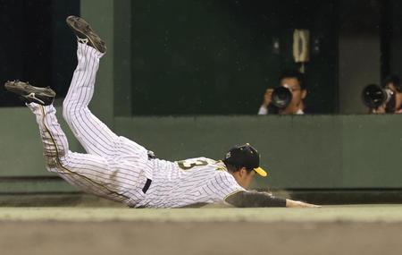 　８回、大島の打球に飛びついて好捕する大山（撮影・田中太一）