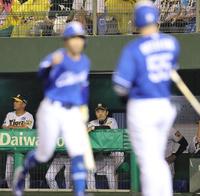 　８回、１点をもぎ取った中日打線に見入る岡田監督（撮影・田中太一）