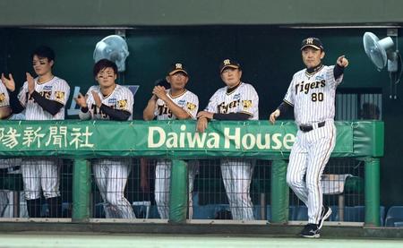 　９回、代打に糸原を送り込む岡田監督