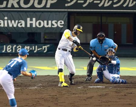 　４回、右前打を放つ佐藤輝（撮影・山口登）