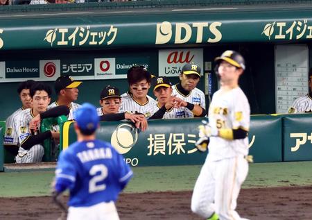 　１２回、中野が倒れ、引き分けで試合終了し、ベンチの岡田監督はさえない表情を見せる（撮影・山口登）