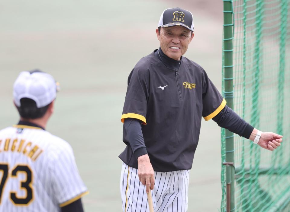 　森下の打撃練習を見て笑顔を見せる岡田監督（撮影・田中太一）