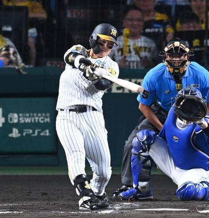 　７回、タイムリー二塁打を放つ前川（撮影・飯室逸平）