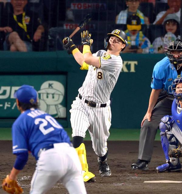 阪神・佐藤輝に復調の兆し！ 本塁打まであと一歩、フェン直