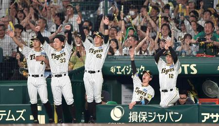 　７回、前川の適時二塁打に喜ぶ（左から）熊谷、糸原、植田、近本、坂本（撮影・中田匡峻）