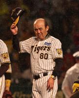 　中日に勝利し、ファンにあいさつをする岡田監督（撮影・中田匡峻）