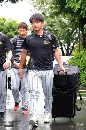 　室内練習場に入る伊藤将（撮影・金田祐二）