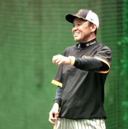 　練習を見ながら笑顔を見せる岡田監督（撮影・田中太一）　