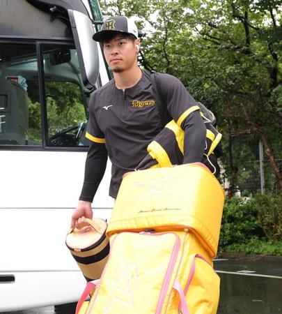 　室内練習場に入る佐藤輝（撮影・金田祐二）