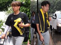 　室内練習場に入る西勇（左）と練習を終えて引き揚げる伊藤将