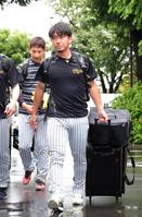 　室内練習場に入る伊藤将（撮影・金田祐二）