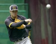 　守備ノックを受け、送球する佐藤輝（撮影・田中太一）