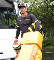 　室内練習場に入る佐藤輝（撮影・金田祐二）