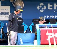 　岡田監督（右）と話す近本（撮影・西岡正）