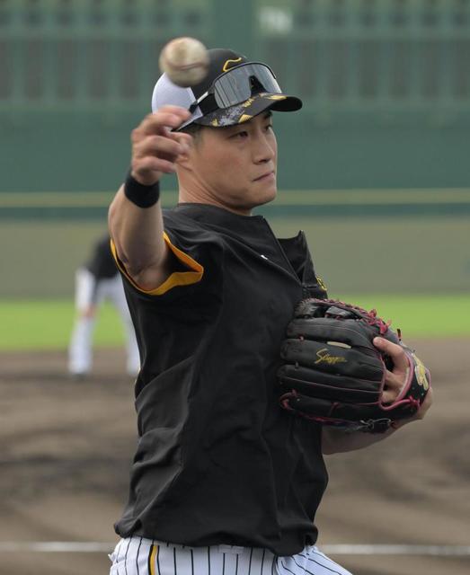 阪神 左肩甲骨骨折の木浪がノックを受け笑顔 負傷後2度目 スムーズな