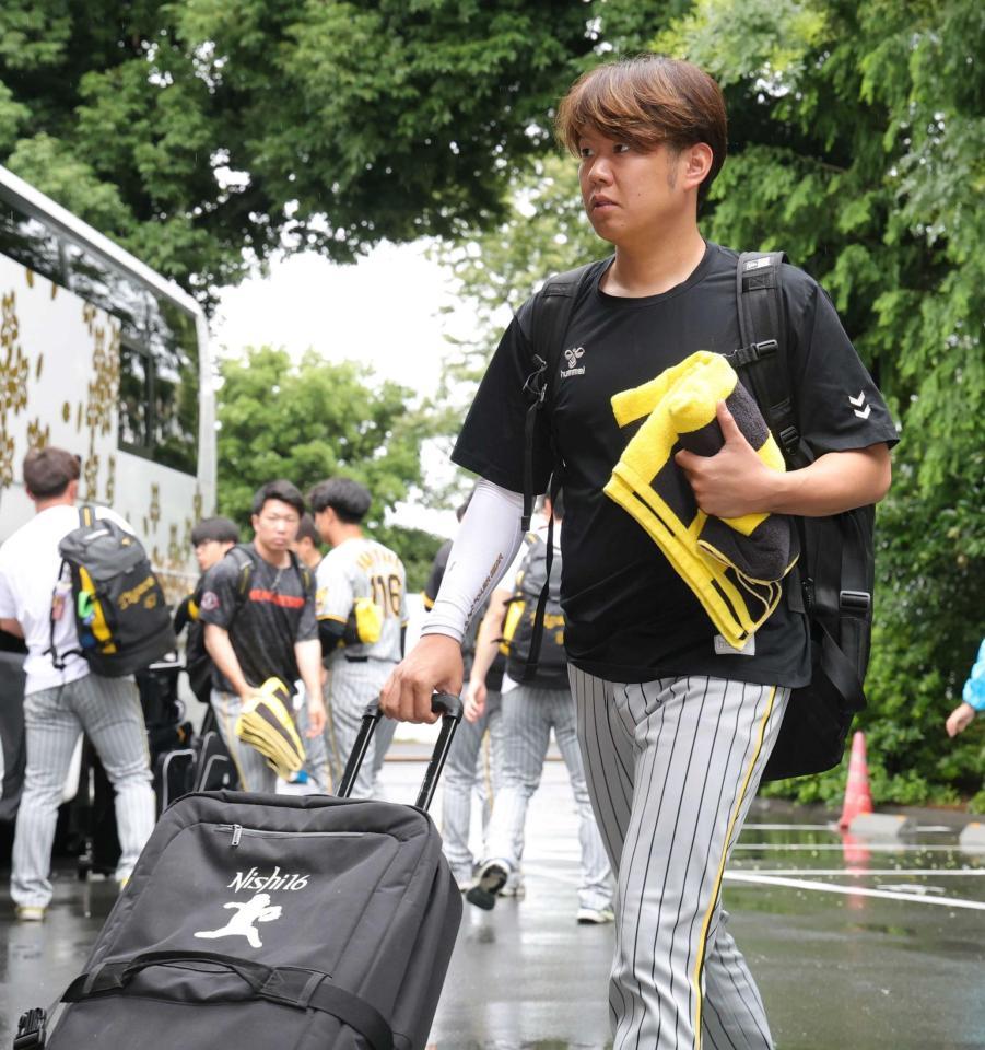 　室内練習場に向かう西勇（撮影・金田祐二）