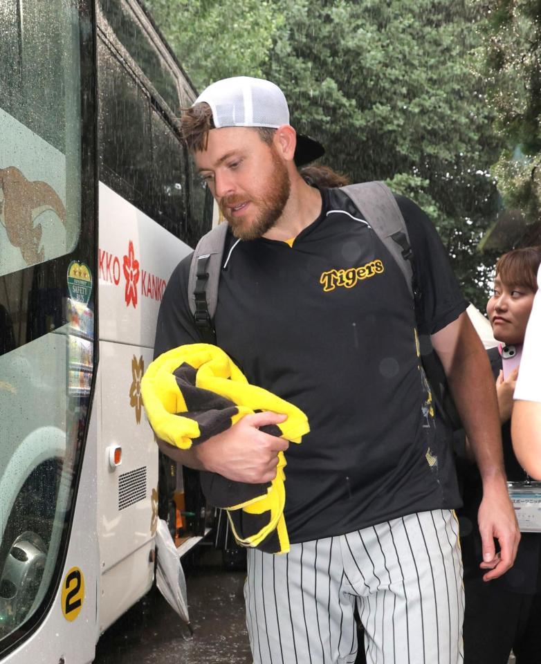 　室内練習場での練習を終えて引き揚げるビーズリー（撮影・西岡正）