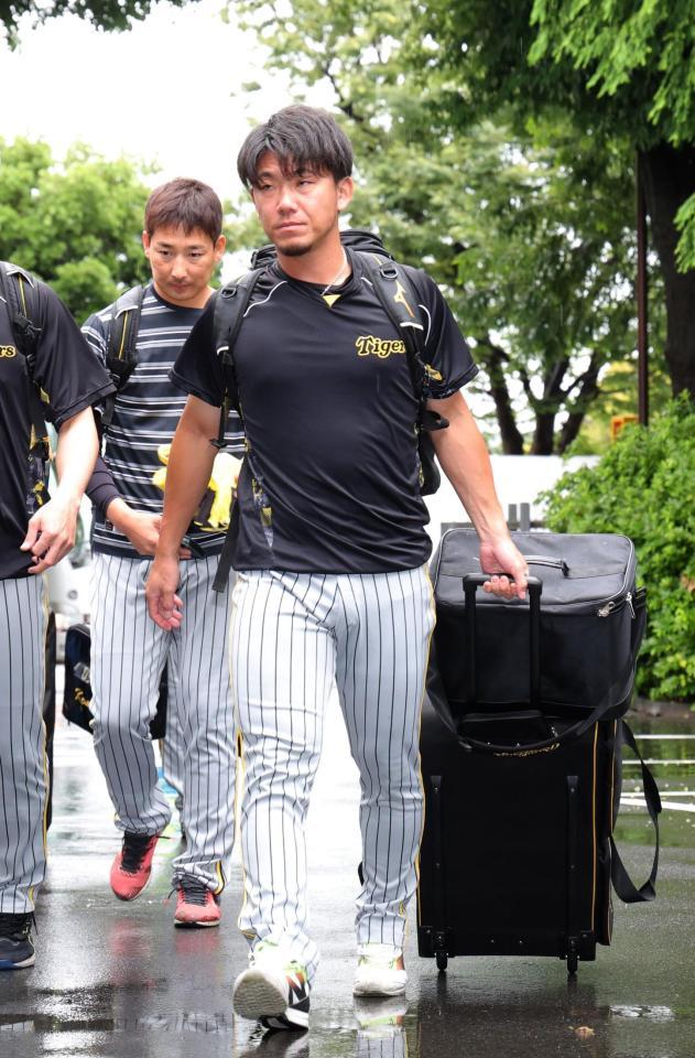 　室内練習場に入る伊藤将（撮影・金田祐二）