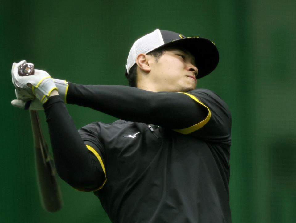 　黙々とバットを振る佐藤輝（撮影・田中太一）