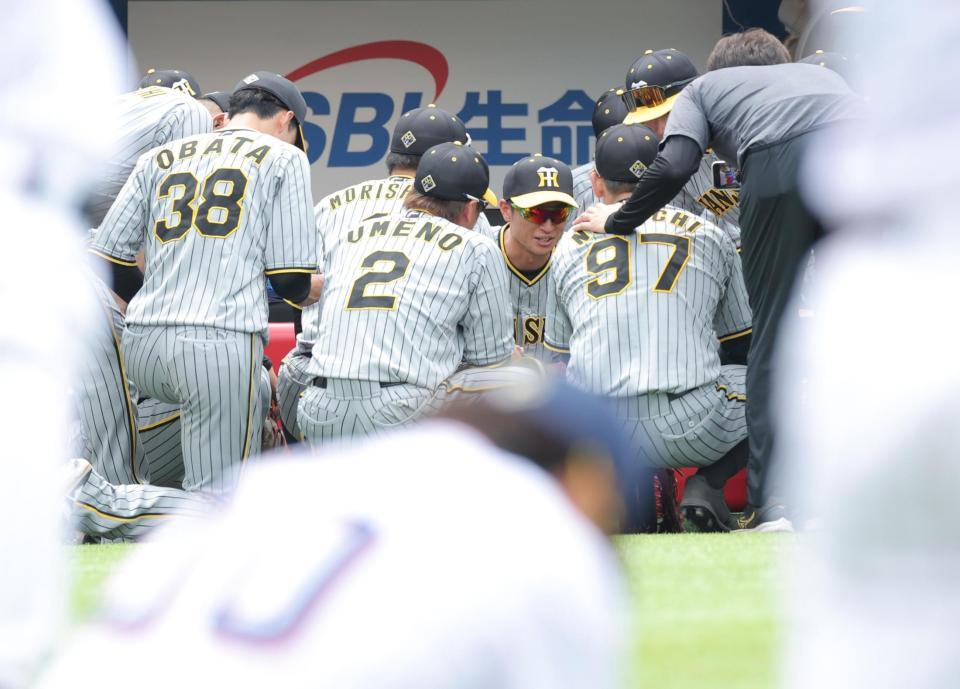 　試合前円陣で声出しする近本（左から４人目）＝撮影・西岡正