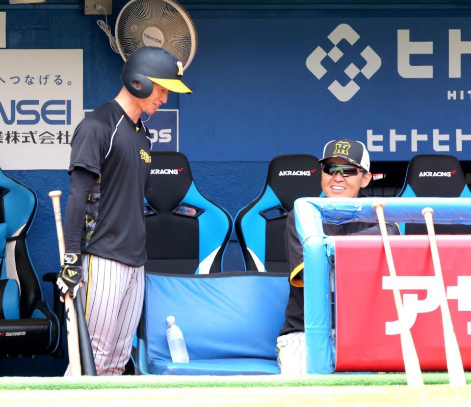　岡田監督（右）と話す近本（撮影・西岡正）