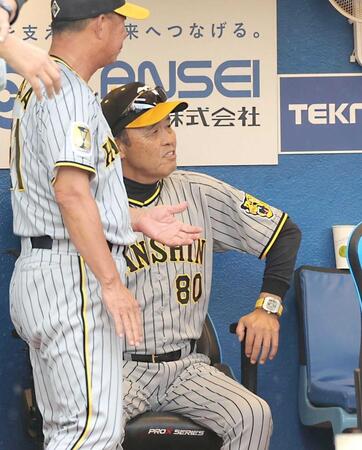 　９回、植田海の本塁アウトで終了となり、ベンチで座り込む岡田監督（撮影・西岡正）