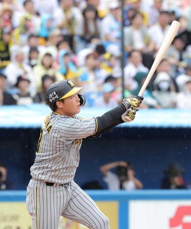 　４回、先制ソロを放つ大山（撮影・西岡正）