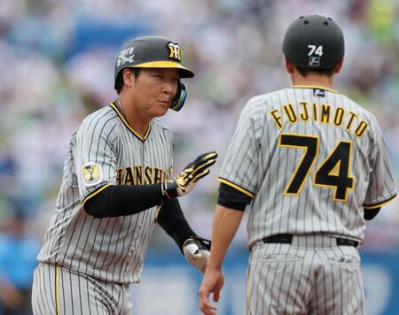 　３回、ソロを放った大山は驚いた表情で三塁を回る（撮影・田中太一）