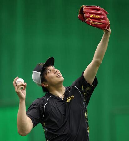 　グラブを見つめる才木（撮影・中田匡峻）