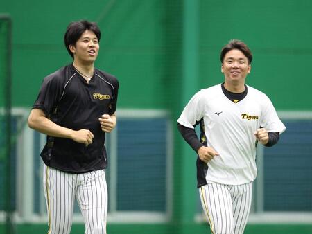 　ランニングをする才木（左）と村上（撮影・中田匡峻）