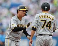 　３回、ソロを放った大山は驚いた表情で三塁を回る（撮影・田中太一）