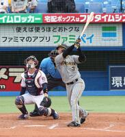 　４回、右越えに先制ソロを放つ大山（撮影・金田祐二）