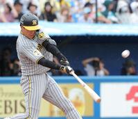 　４回、右越えに先制ソロを放つ大山（撮影・西岡正）