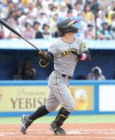 　６回、中越え二塁打を放つ佐藤輝（撮影・西岡正）