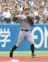 　１回、サンタナのゴロを好捕し、一塁へ送球する佐藤輝（撮影・西岡正）