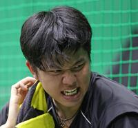 　暑さに険しい表情の才木（撮影・中田匡峻）