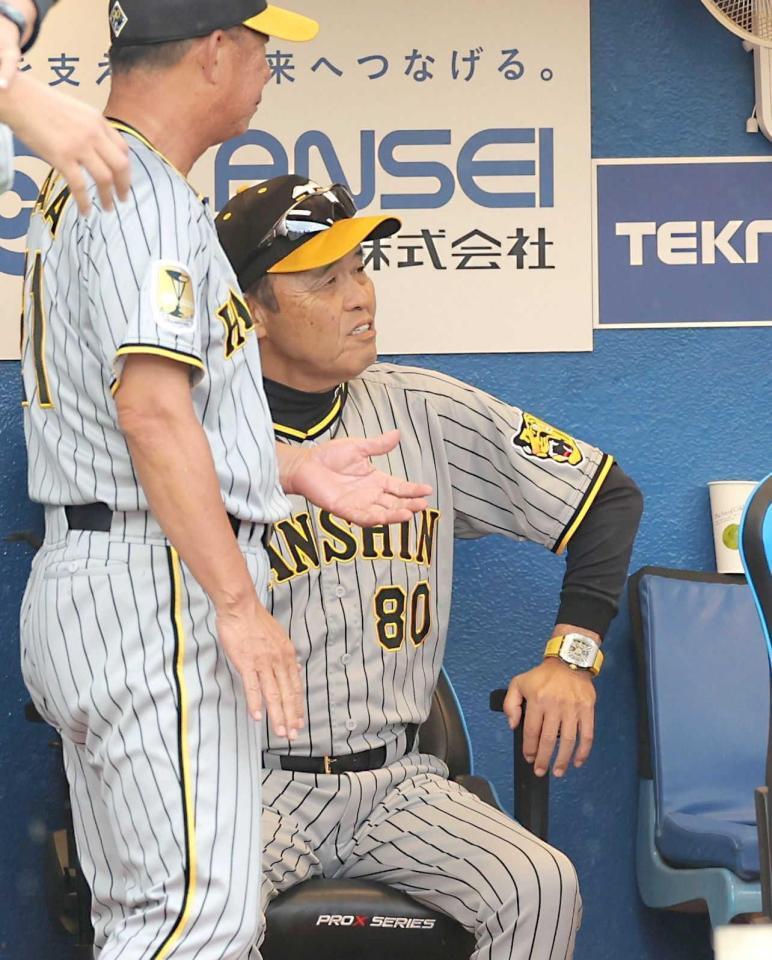 　９回、植田海の本塁アウトで終了となり、ベンチで座り込む岡田監督（撮影・西岡正）