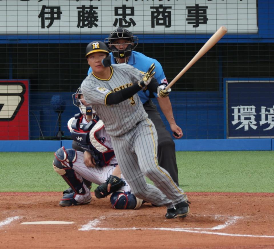 　７回、中前適時打を放つ大山（撮影・金田祐二）
