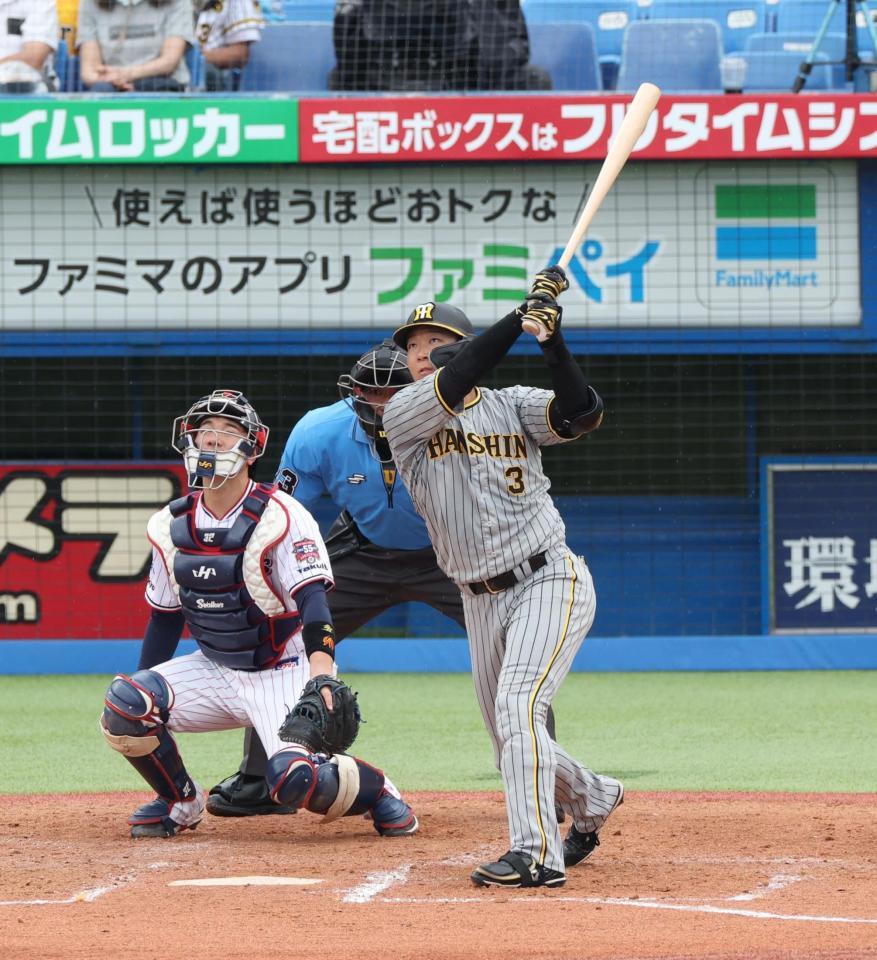 　４回、右越えに先制ソロを放つ大山（撮影・金田祐二）