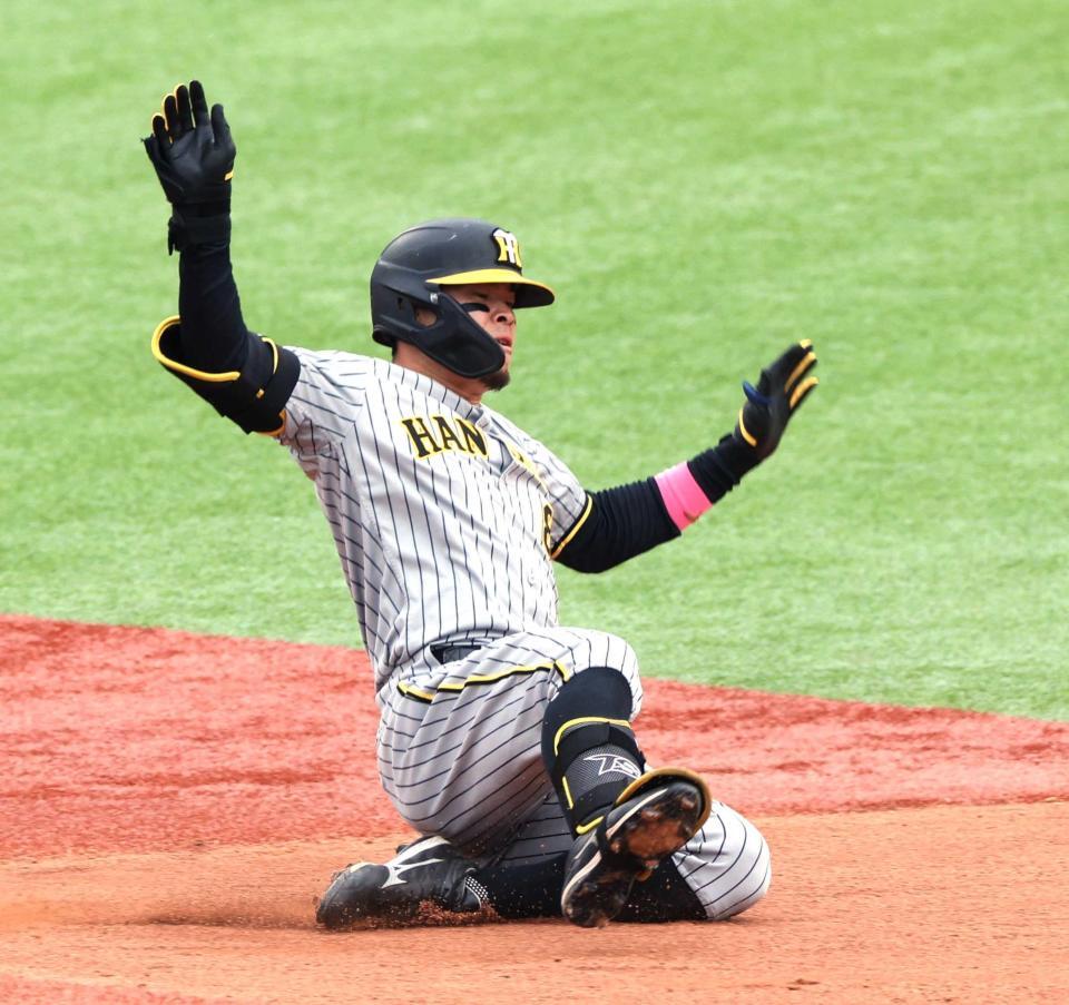 　８回、二塁打を放ち滑り込む佐藤輝（撮影・金田祐二）