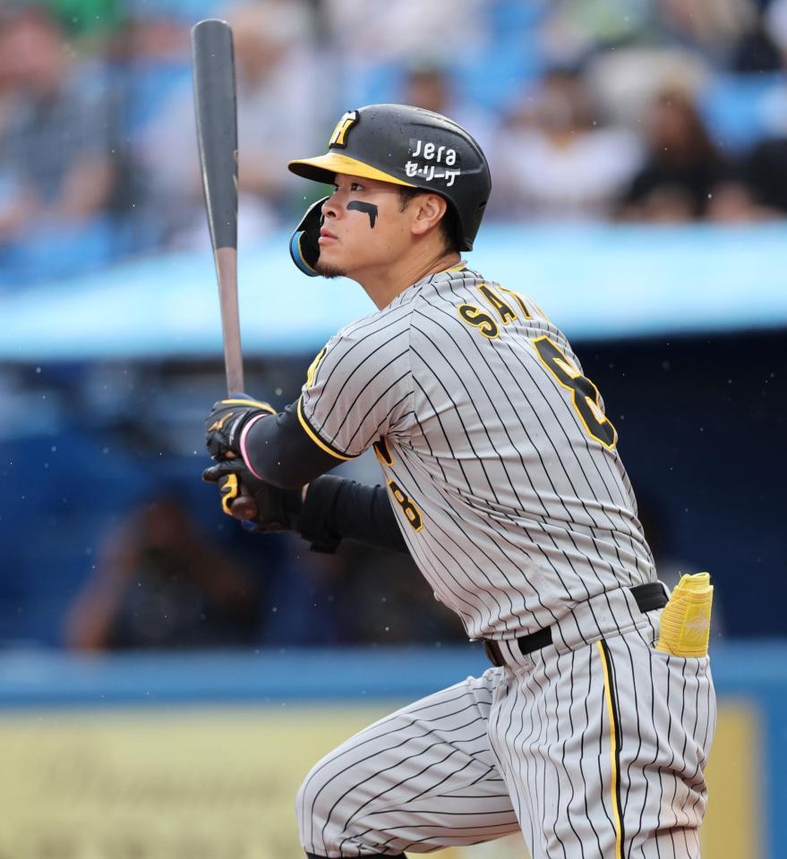 　９回、二塁打を放つ佐藤輝（撮影・田中太一）