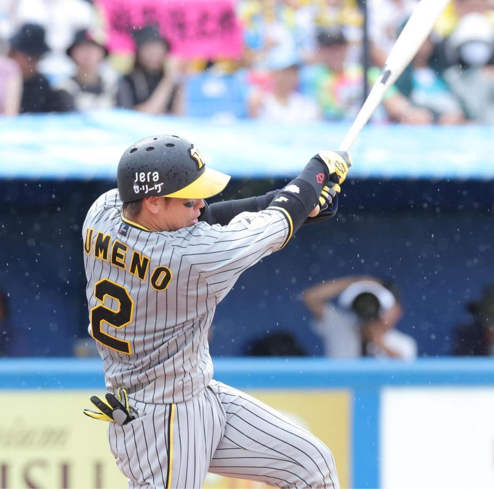 　６回、左前適時打を放つ梅野（撮影・西岡正）