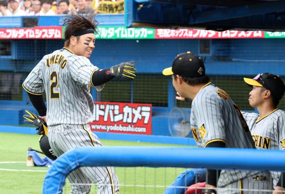 　６回、適時打を放った梅野は笑顔でベンチへ戻る（撮影・田中太一）
